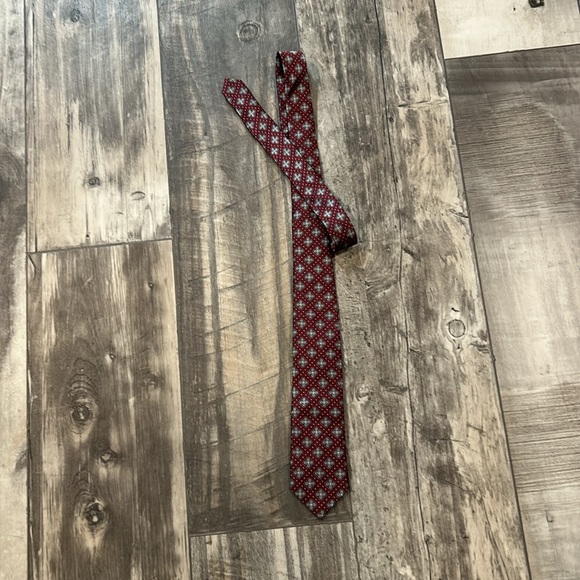 Jos A Bank men’s 100% neck tie red with a lovely cross like design 57”L x 3”W - Picture 11 of 11